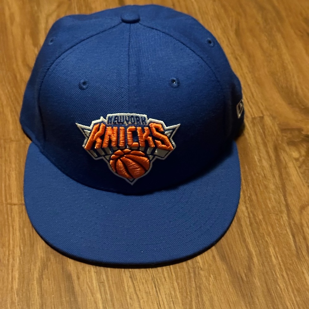 New Era Brand New York Knicks Size 7 Hat.